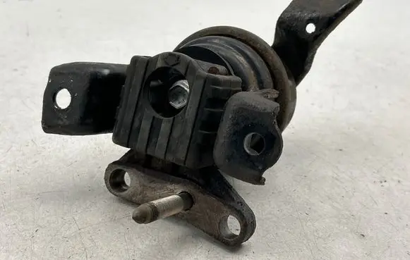 Toyota RAV 4 (XA20) Engine mount bracket