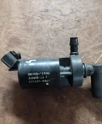 Lexus IS 200-300 Windscreen/windshield washer pump 367057530