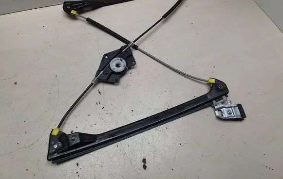 Volkswagen Golf IV Front door electric window regulator 51960820