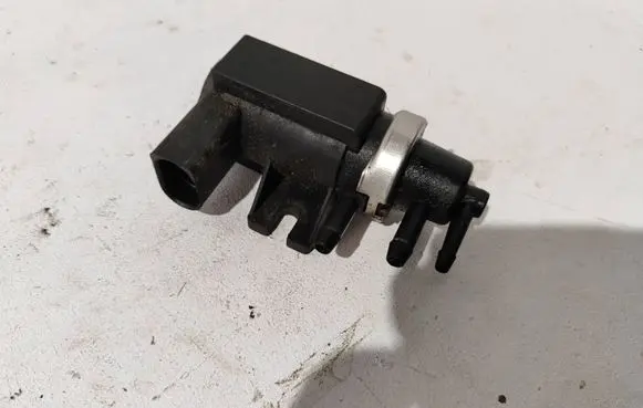 Volkswagen Touareg I Turbo solenoid valve 1J0906627C 72290303