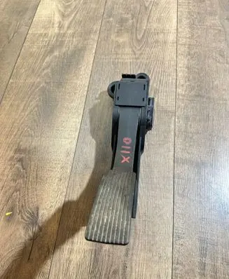Mercedes-Benz R W251 Accelerator throttle pedal A1643000004 13730
