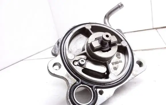 Toyota Corolla E120 E130 Vacuum pump ST553M1