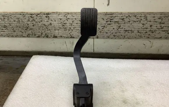 Accelerator throttle pedal