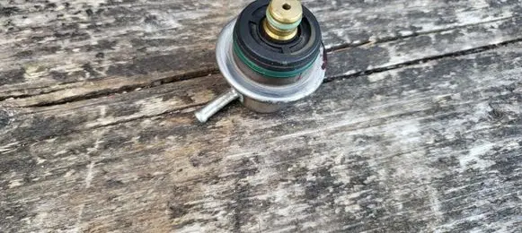 Volkswagen Golf III Fuel pressure regulator 0280160557