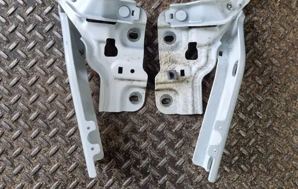 Audi Q3 F3 Engine bonnet/hood hinges 83A8233012 83A8233022