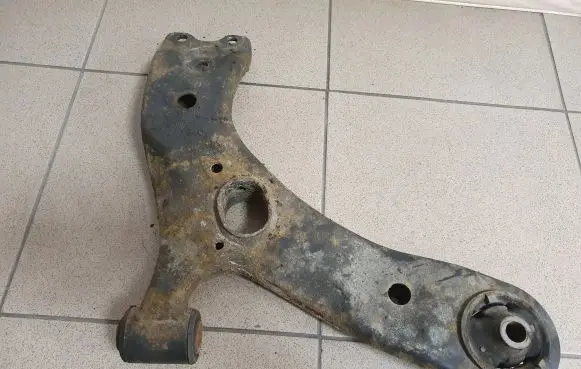 Toyota Avensis T270 Front lower control arm/wishbone