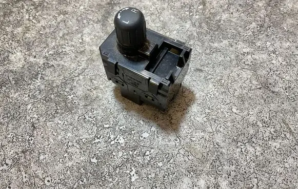Nissan Leaf II (ZE1) Wing mirror switch