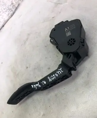 Nissan Juke II F16 Accelerator throttle pedal 180026pe0b