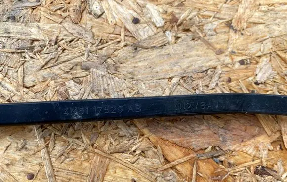 Ford Focus Front wiper blade arm 4M5117526AB U27SA1