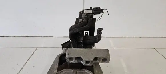 Volkswagen Golf V Engine mount bracket 1K0199262