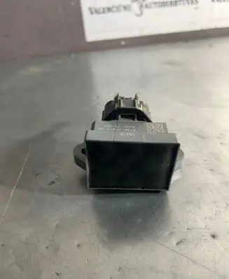 Ford Kuga II Fuel pump relay Bt4a7h417