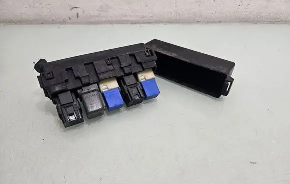 Renault Koleos I Fuse module 2523079917