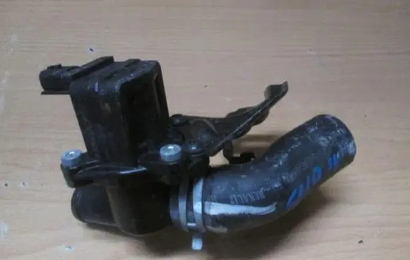 Renault Clio III Thermostat housing 