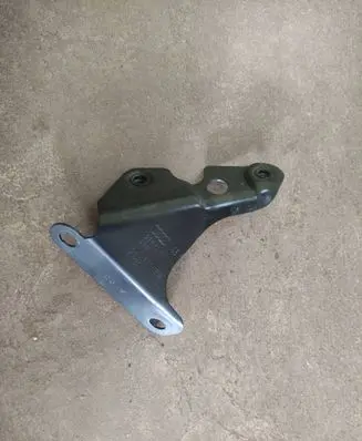 Audi Q7 4L Fender mounting bracket 4L0821135