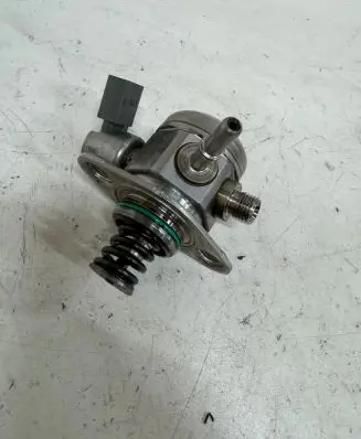 Porsche Macan (95B) Fuel injection high pressure pump 94611031561 2014202725 0261520304