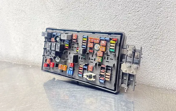 Opel Insignia A Fuse module 13275884 22184711910