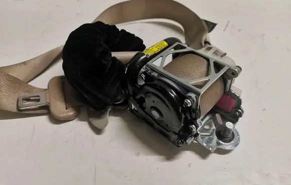 Subaru Outback (BS) Front seatbelt