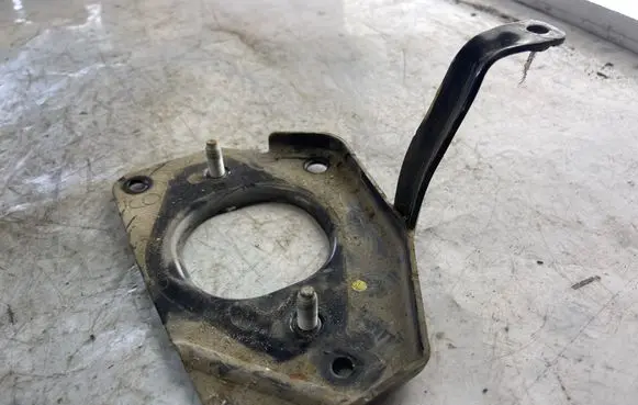 Citroen DS5 Engine mounting bracket 9682731880
