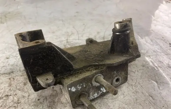 Hyundai Matrix Engine mounting bracket