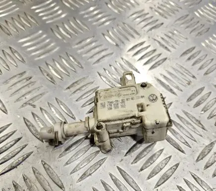 Volkswagen Touran I Central locking motor 3B0959782