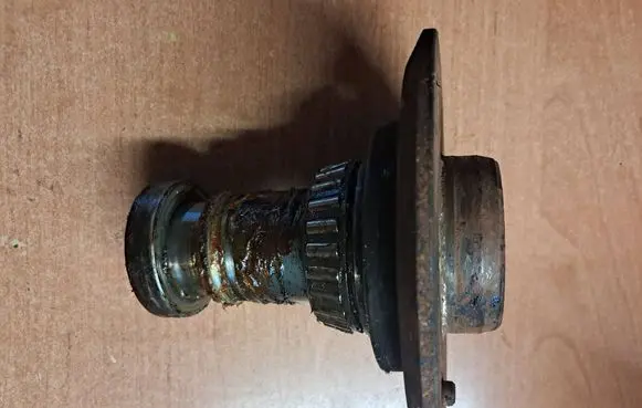 Mercedes-Benz W123 Rear wheel bearing hub 1263501246