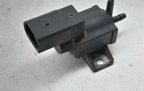 Volkswagen Phaeton Turbo solenoid valve 037906283D