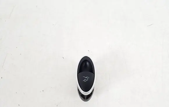 Mercedes-Benz E W211 Tailgate opening switch A2118211151