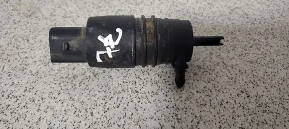 BMW 5 E39 Windscreen/windshield washer pump 67128377612