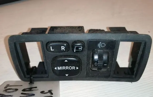 Toyota Avensis T250 Wing mirror switch