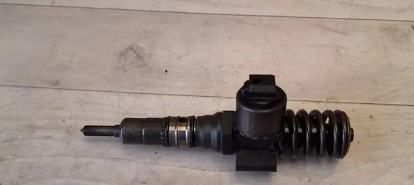 Volkswagen Golf V Fuel injector 03G130073B