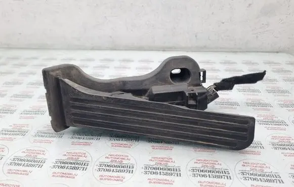 Accelerator throttle pedal