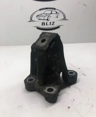 Audi A4 S4 B7 8E 8H Engine mounting bracket 4F0199307
