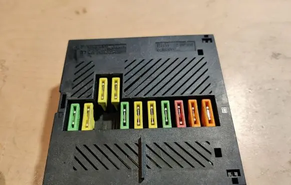 BMW 7 E65 E66 Fuse module 7510638
