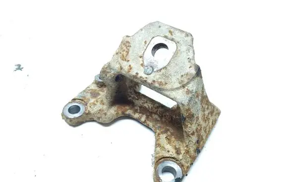 Toyota Land Cruiser (J200) Engine mounting bracket