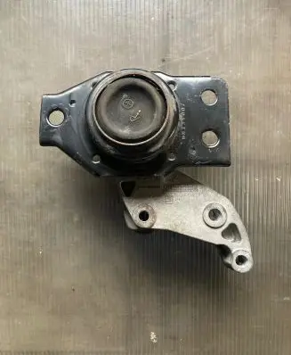 Nissan X-Trail T31 Engine mount bracket F6036100 DD131007