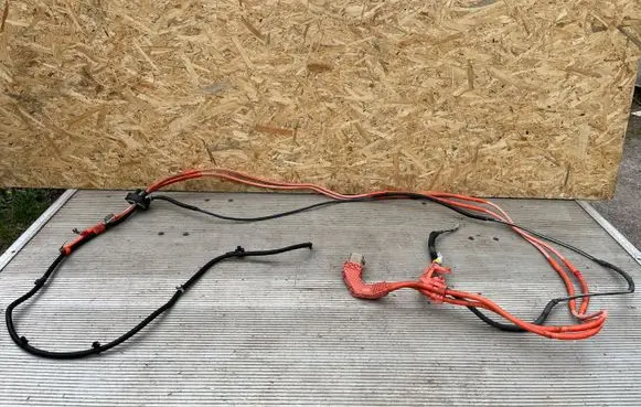 Toyota RAV 4 (XA40) Positive cable (battery)