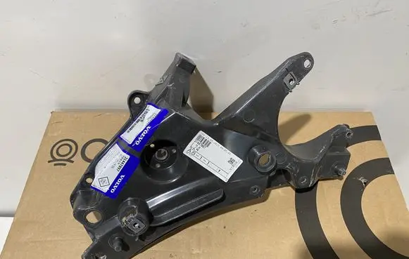 Volvo S90, V90 Fender mounting bracket 31447897