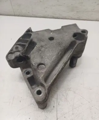 Volkswagen PASSAT B8 Generator/alternator bracket 04L199207