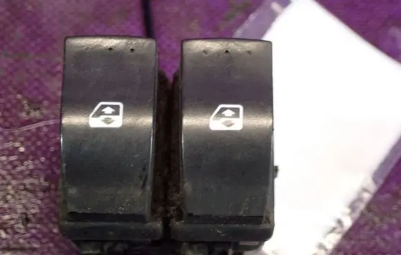 Renault Megane II Quarter vent window switch 
