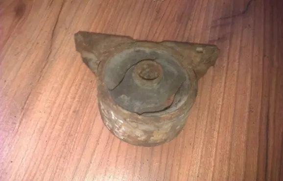 Mitsubishi Colt Engine mount bracket