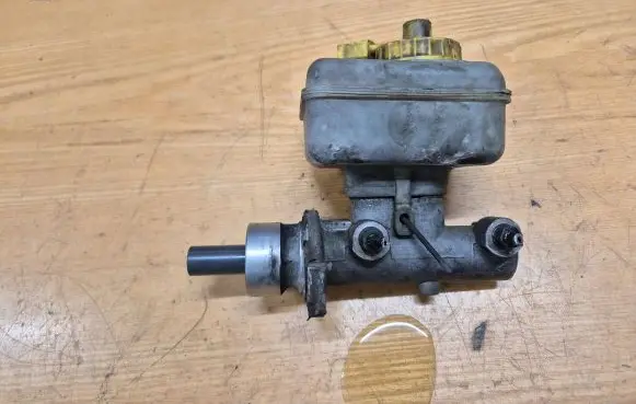 Volkswagen Golf IV Master brake cylinder 1J1611349 DBXAN5