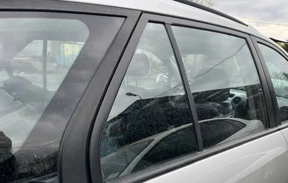 KIA Carens I Rear side window 
