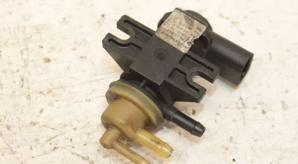 Volkswagen Golf VII Turbo solenoid valve 04L131051F