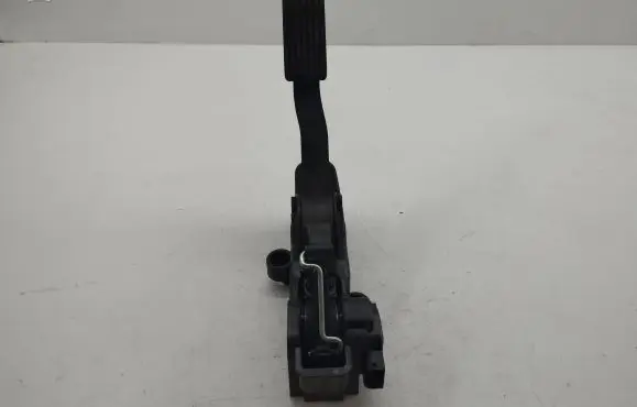 Mercedes-Benz B W245 Accelerator throttle pedal 91736020 A1693000104