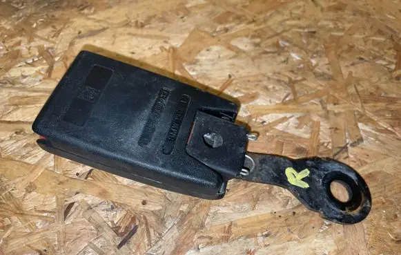 BMW 8 E31 Rear seatbelt buckle 1940817