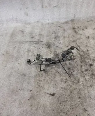 Volkswagen PASSAT B5 Fuel injector supply line/pipe 