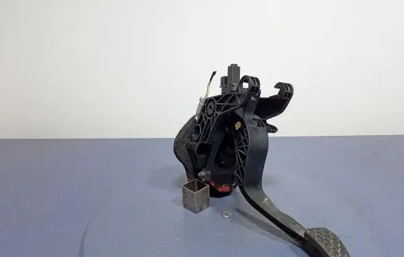 Ford Fiesta Accelerator throttle pedal AY11-7B633-GC