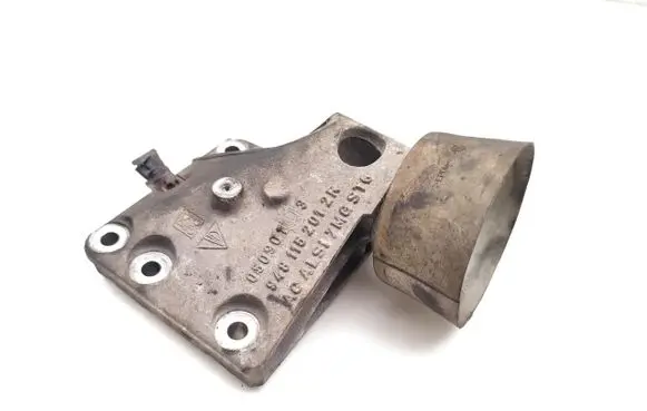 Engine mounting bracket