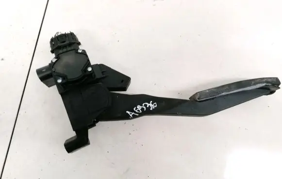 Accelerator throttle pedal