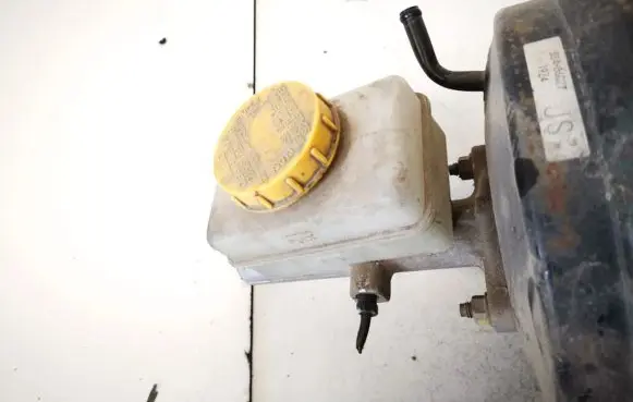 Brake fluid reservoir